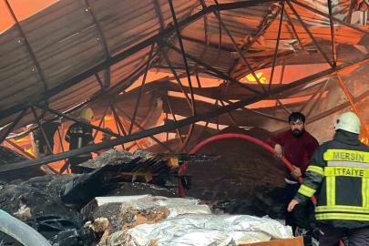 Mersin’de plastik ham madde deposunda yangın: Çok sayıda itfaiye ekibi müdahale ediyor