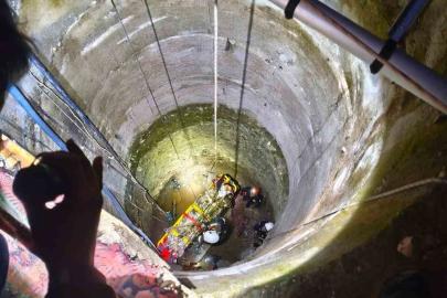 Metrelerce derinlikteki kuyuya düşen genç operasyonla kurtarıldı