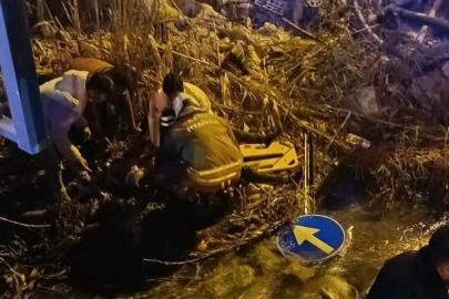 Minibüsle çarpışan motosiklet su kanalına devrildi: 2 kişi yaralandı