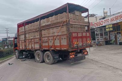 Motosiklet kamyonun altına girdi, savrulan sürücü ağır yaralandı