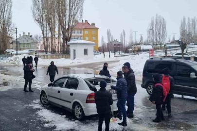 Muş’ta çatıdan düşen kar kütlesi otomobilde hasara yol açtı