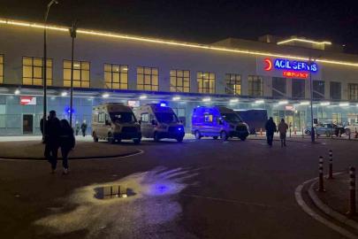 Okul bahçesinde babası darbedilen, kendisi de bıçaklanan çocuk hastaneye kaldırıldı