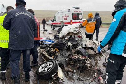 Otobüs otomobili kağıt gibi ezdi: 3 ölü, 1 yaralı