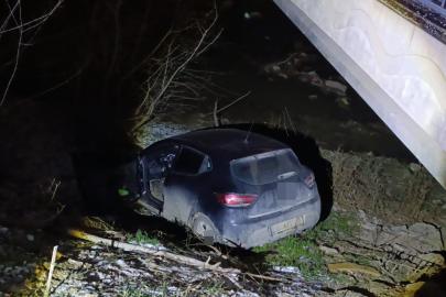 Otomobil dereye uçtu, sürücü yaralandı