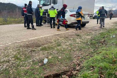Otomobil park halindeki kamyona çarptı: 2 ölü, 1 yaralı