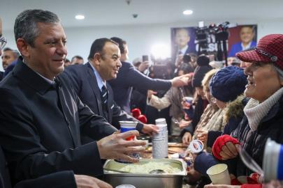 Özgür Özel, cuma namazının ardından vatandaşlara hayır yemeği dağıttı