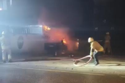 Park halindeki otomobil alev alev yandı