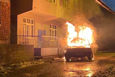 Park halindeki otomobil alevlere teslim oldu