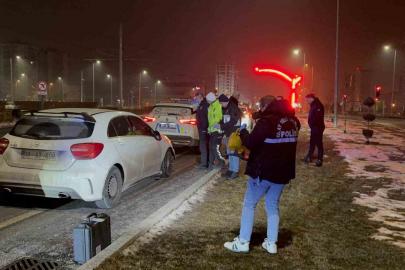 Polise çarpıp kaçan şahıs, olay yerine gelince yakayı ele verdi: 1’i polis 2 yaralı