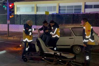 Refüje çarpan otomobilde sürücü yaralandı