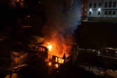 Safranbolu’da 200 yılık tarihi konak alevlere teslim oldu