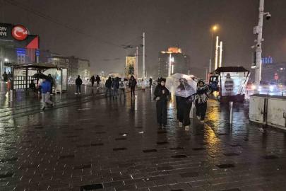 Sağanak yağışın etkili olduğu Taksim’de şimşekler geceyi aydınlattı