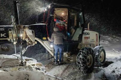 Sağlık ekipleri greyder eşliğinde 1 yaşındaki Mina’ya ulaştı