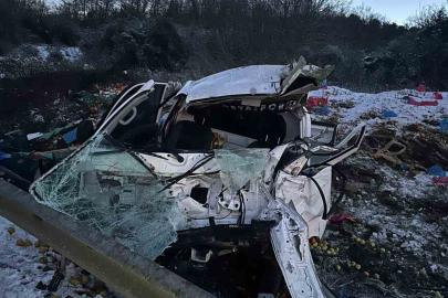 Sakarya’da kamyonet takla attı: Baba ve oğlu yaralandı