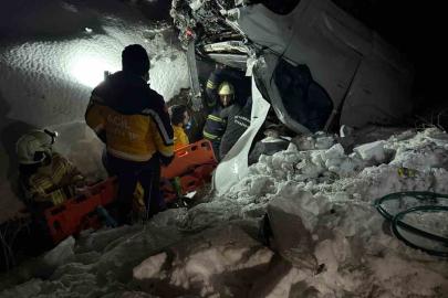 Şarampole devrilen araçta sıkışan sürücü böyle çıkartıldı