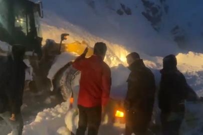 Şemdinli’de çığ altında can pazarı: Karayolları ekipleri zamanla yarışarak 3 kişiyi kurtardı