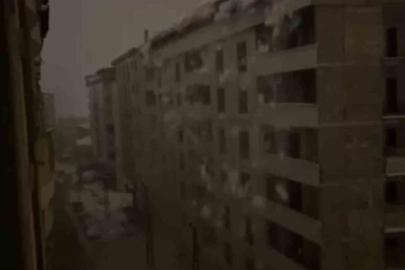 Şemdinli’de tonlarca ağırlıktaki kar kütlesi elektrik direklerini devirdi