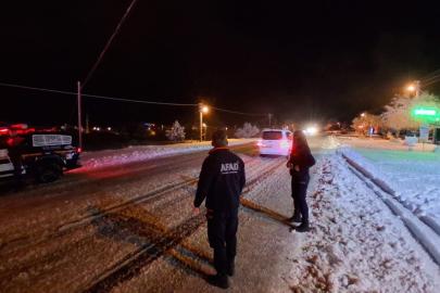 Seydikemer’de kardan kapanan yolda araçlar mahsur kaldı