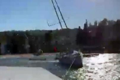 Şiddetli rüzgar yelkenli tekneyi sürükledi