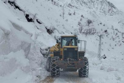 Siirt’te mahsur kalan minibüs kurtarıldı