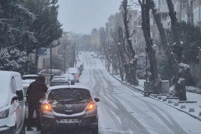 Silivri güne kar yağışı ile başladı