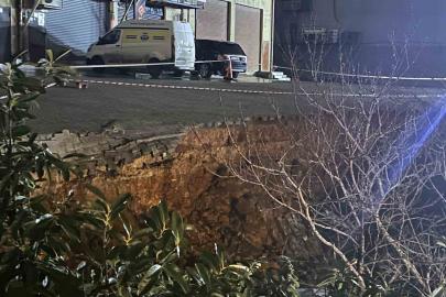 Sultanbeyli’de istinat duvarı aracın üzerine çöktü