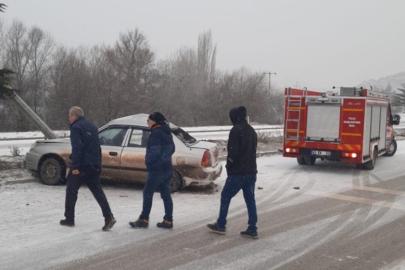 Tavşanlı’da kontkrolden çıkan otomobil karşı şeride geçti: 3 yaralı