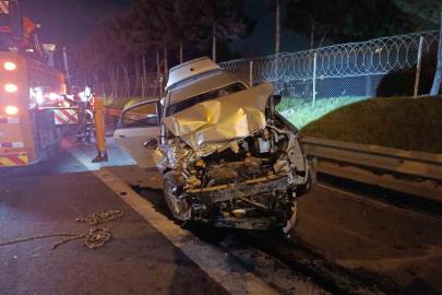 TEM Otoyolu’nda kamyonete çarpan otomobil bariyerlere çıktı: 2 yaralı