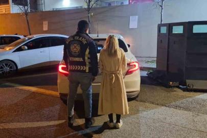 Topuklu ayakkabısıyla aracından inip servistekilere saldıran kadın sürücüye 6 bin 498 TL ceza kesildi