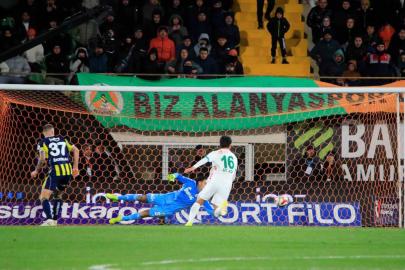 Trendyol Süper Lig: Alanyaspor: 2 - Fenerbahçe: 1 (İlk yarı)