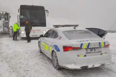 Tur otobüsünde donma tehlikesi geçiren 44 kişi kurtarıldı