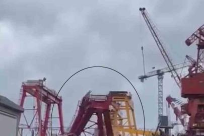 Tuzla’da kule vinç rüzgarın etkisiyle devrildi