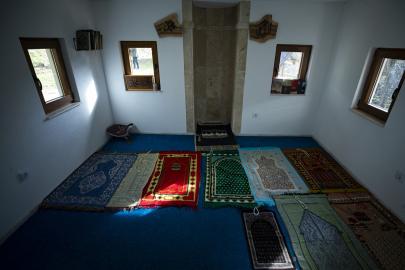 Ülkenin en küçük camilerinden biri. En fazla 10 kişi ibadet edebiliyor