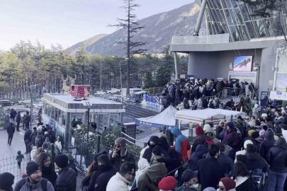 Uludağ’da zirve yarışı...Teleferik kuyrukları metrelerce uzadı