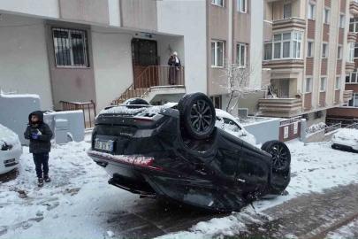 Ümraniye’de kontrolden çıkan otomobil takla attı: 3 yaralı