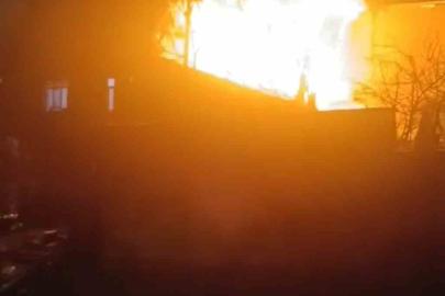 Ümraniye’de korkutan çatı yangını