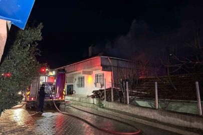 Uşak’ta çatı yangını paniğe neden oldu