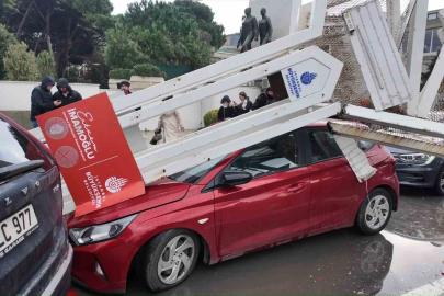 Üsküdar’da tırın üzerindeki ekskavatör tabelaya çarptı: 7 araç zarar gördü