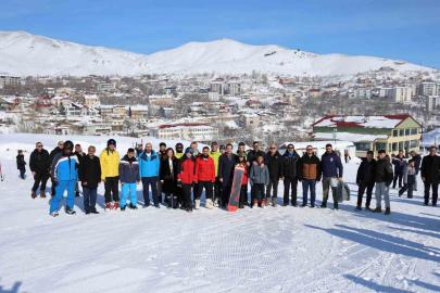 Vali Ahmet Karakaya, kayak il birinciliği müsabakalarında sporcularla buluştu