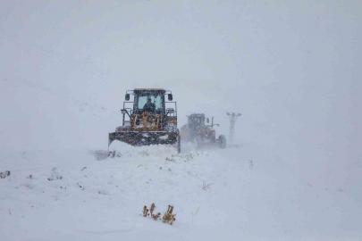 Van’da 671 yerleşim yerinin yolu ulaşıma kapandı