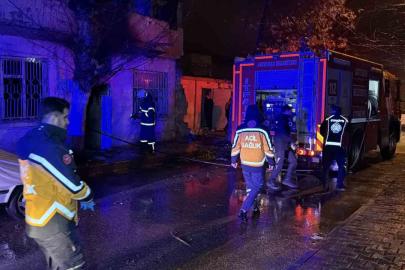 Yalnız yaşayan adamın yaktığı soba, metruk evi alev topuna çevirdi