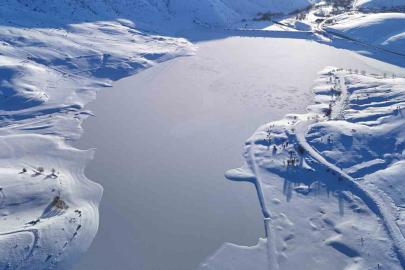 Yıldız Göleti tamamen dondu, ortaya kartpostallık görüntüler çıktı