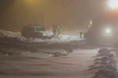 Yoğun kar yolu kapattı, ekipler mahsur kalan araca ulaştı