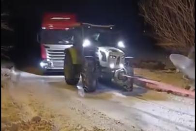 Yolda kalan tır, konvoy halinde çekilerek kurtarıldı