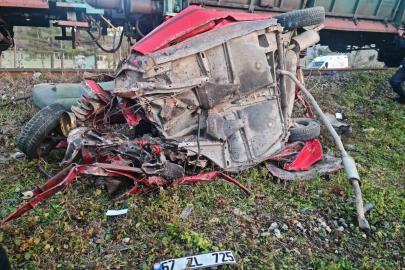 Yük treni hemzemin geçitte otomobile çarptı: 1 ölü