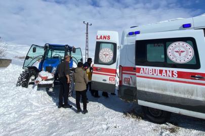 Yüksekova’da film sahnelerini aratmayan görüntüler: Hastayı kurtarmak için traktörle seferber oldular