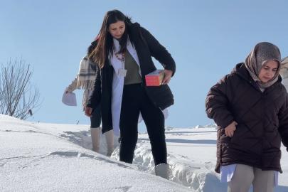 Yüksekova’da sağlık ordusu zorlu coğrafyaya meydan okuyor: 1,5 metrelik karı aşarak vatandaşlara şifa dağıttılar